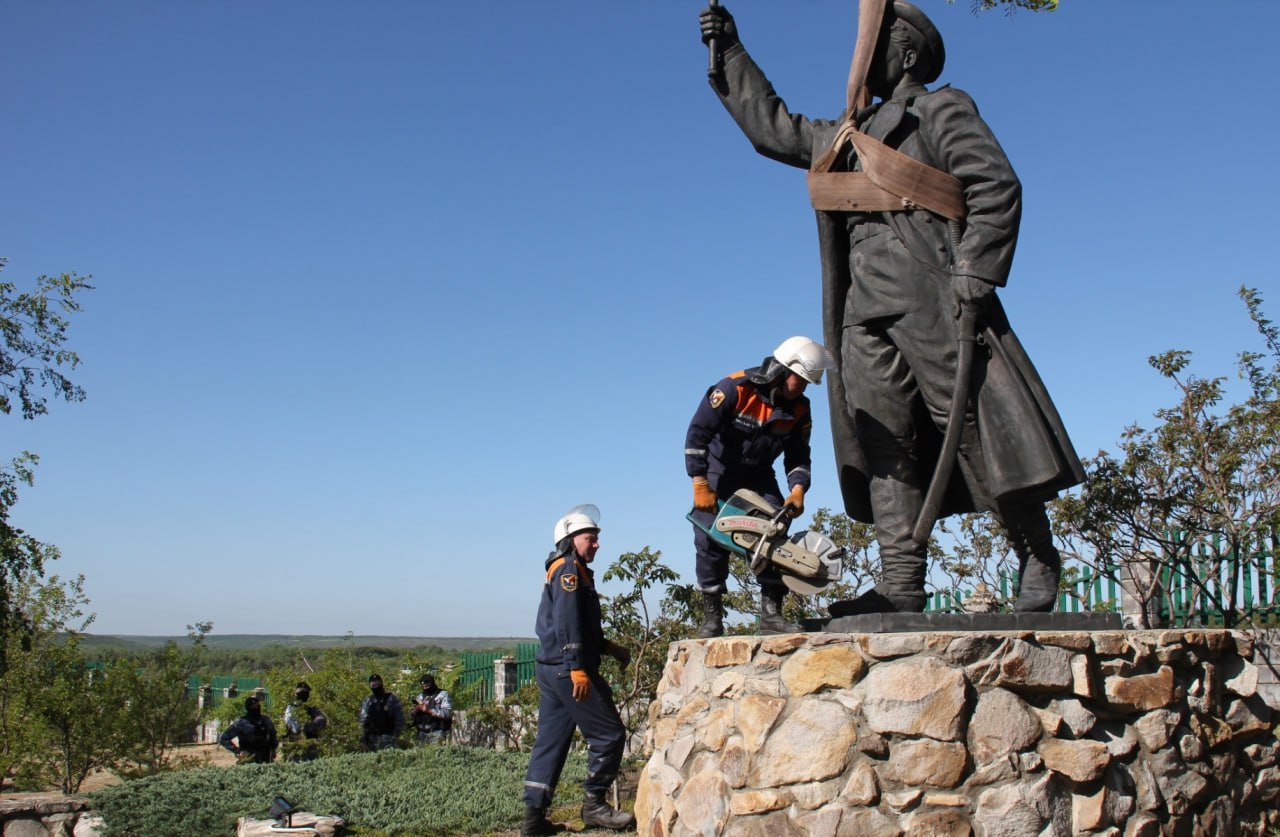 ✠МЫ-ИКС✠ выражаем поддержку Владимиру Петровичу Мелихову и всему коллективу Мемориала “Донские казаки в борьбе с большевиками”, и безконечную благодарность за то, что в течение этих 17 лет, несмотря на происки кремлёвских жидочекистов, ОН продолжал историческое просвещение без совковой идеологической накипи, без красного “абырвалга”.