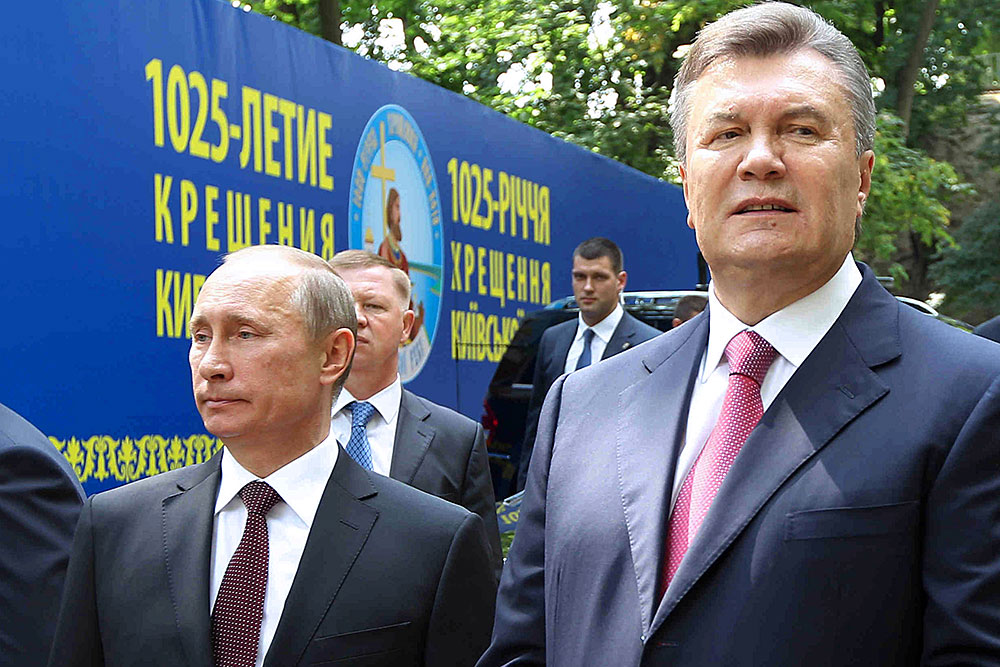 Не бейте в спину Президенту!..Пока он сдаёт Украину укронацистам и евроинтеграторам.(Видео)