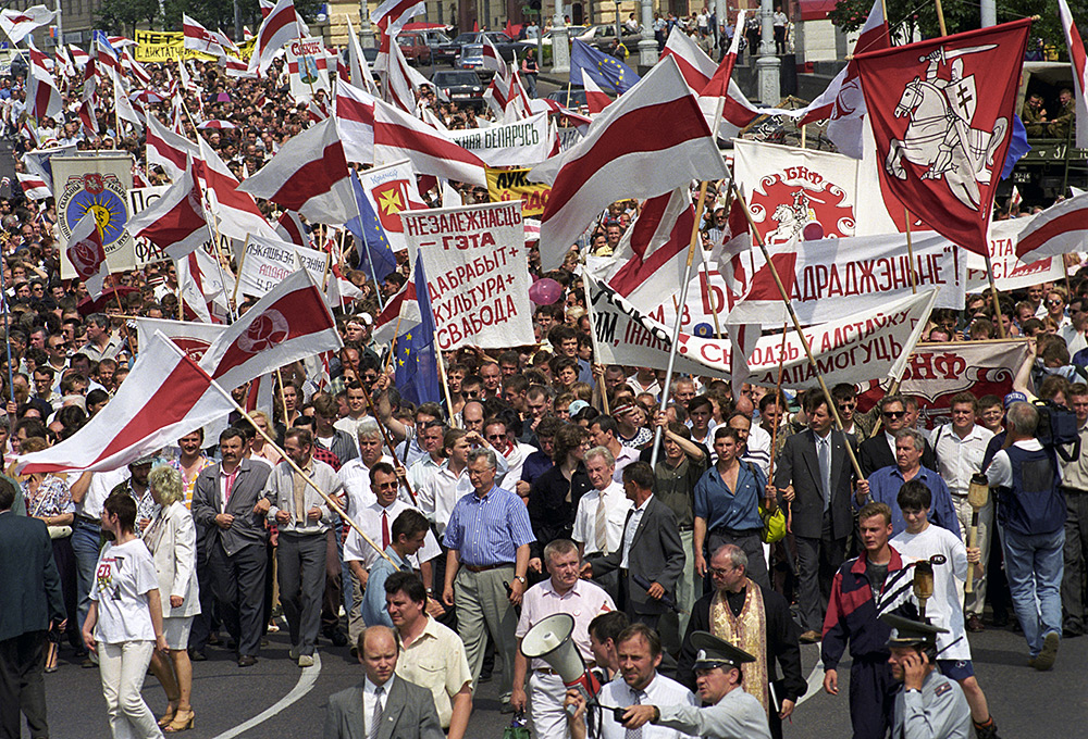 В Беларуси, русских, как субъекта нет вообще; колхозный фюрер с “левой сиськой” за 26 лет всех унасекомил, а националистов убил.. Зато есть совки, постсовки и змагары, литвины, которых батька пестовал.Вот поэтому, мы говорим “чума на обе ваши холеры”.(Видео)