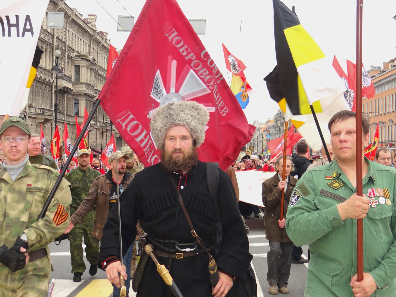 В Петрограде прошёл Крестный ход в честь дня перенесения мощей Александра Невского.. «Матильда — пощечина русскому народу» и «Честь государя — честь народа».