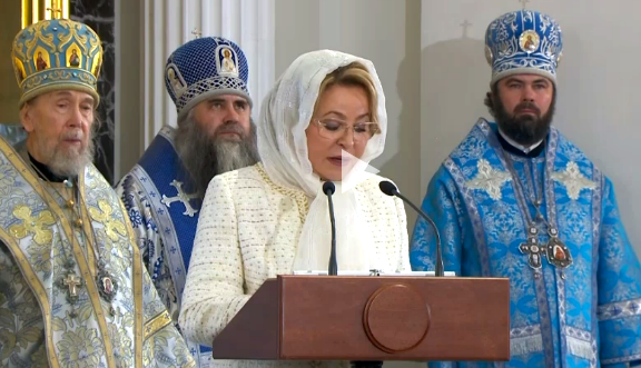 Это так “по-православному”: жидовка-хабадница Валька стакан с амвона благословила открытие Казанского Собора. – Опять жидов могучий пляс.(Видео)