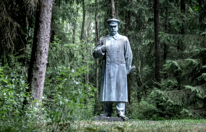 Общее число памятников и бюстов Сталину в РФ на 2021 год составляет около 200.. Как ✭✡пёс возвращается на кровавую блевотину свою ‒ 3.