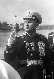 3 июля 1942г. Севастополь, из города “Русской Славы” превратился в город совецкого позора.. Улицы Севастополя до сих пор носят имена трусливых, кр✭сных подонков Октябрьского и Петрова.