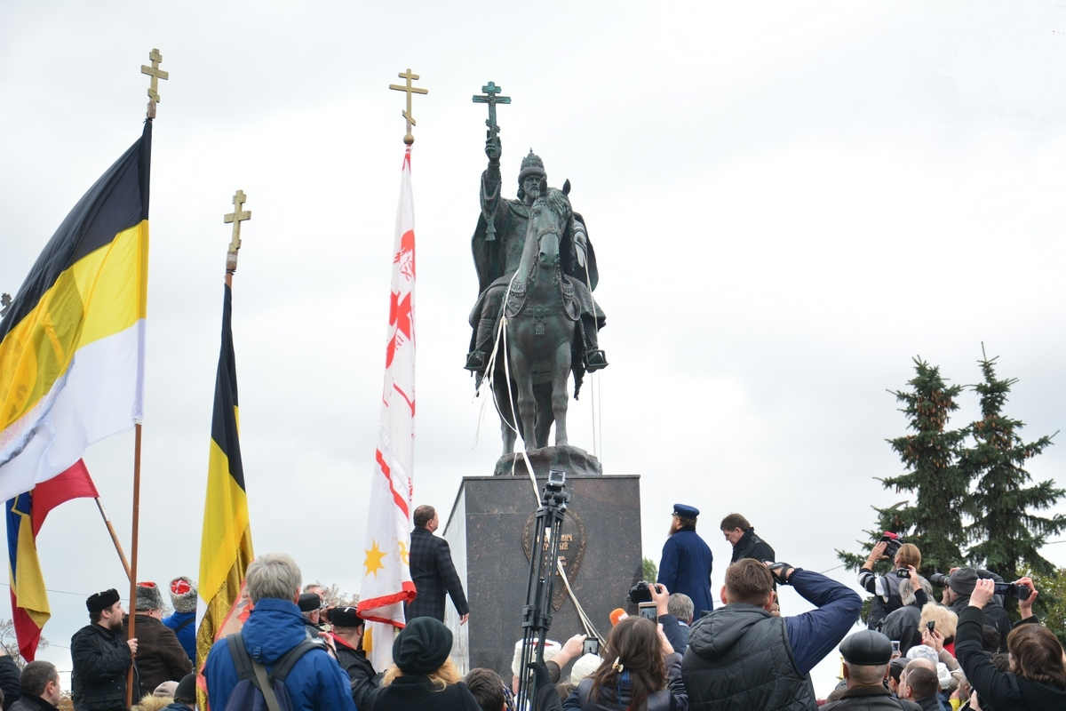 Роль Грозного (Видео) **”Открывавшую памятник шушеру (ПКХ) через несколько лет будут разыскивать восстановленные спецслужбы Русс.Нац.Государства для задушевного разговора о Державности, Духовности и Общей Истории”**Царь Иван перевернулся в гробу, а през пу, не раз икнул.