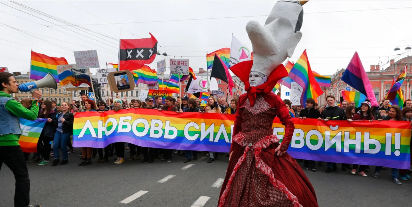 Минюст РФ объявил «экстремистской организацией» и запретил «международное общественное движение ЛГБТ». — Это чтож, теперь все пидоры в РФ станут «экстремистами»? Включая Путина и Медведева?