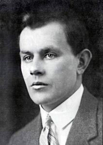 Родственники знаменитого казачьего поэта Николая Туроверова дали свое согласие на перезахоронение его останков в РФ.