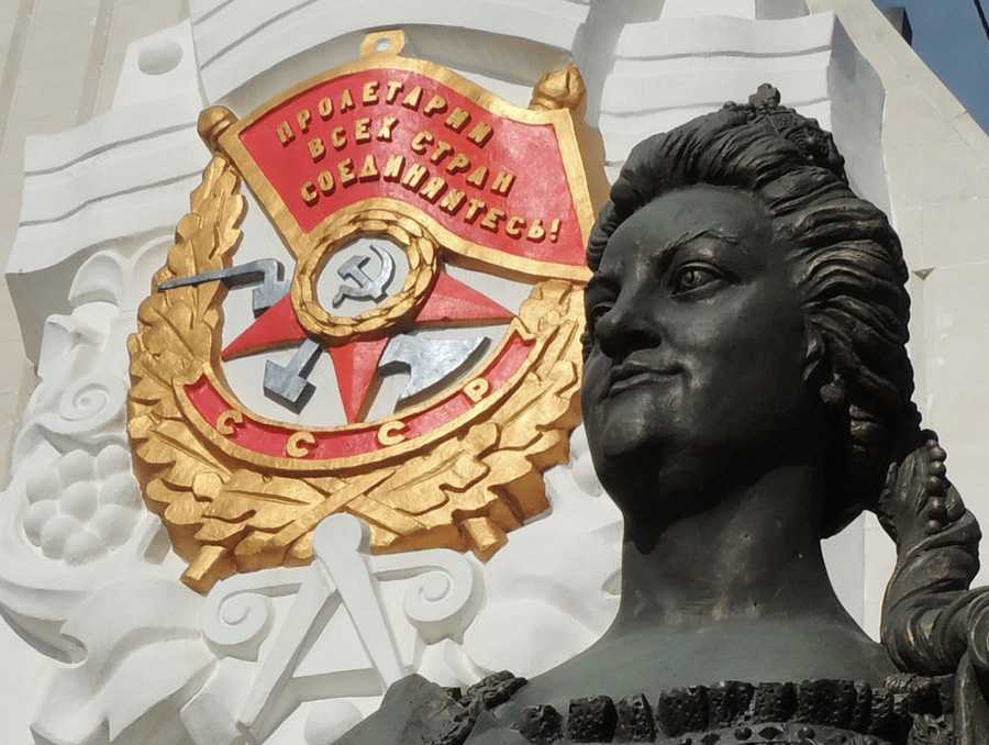 Невероятно! В Херсоне установят памятник не бабушке с кр✭сным флагом дедушки ВИЛа, а Царице Екатерине Великой. – Надеемся он не будет похож на памятник примирения Царицы с пролетариями, как в Севастополе.