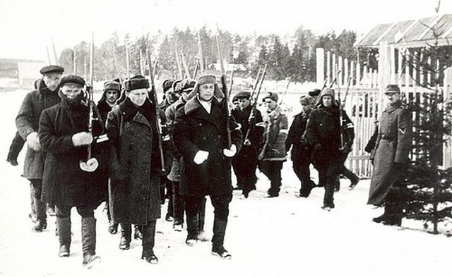 Наконец-то в Севастополе проснулись, и стали создавать отряды самообороны.Главный вопрос сегодня :оружие дадут или своё откопать?..А казаки всё ждут.